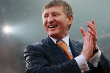 Ахметов міг би віддати бідним українцям по 1000 $  - Bloomberg