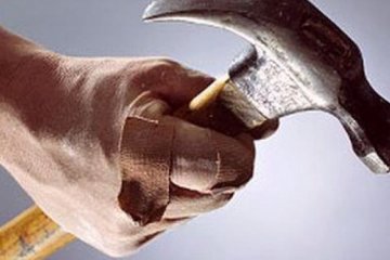 Іноземець вибивав молотком гроші з киянки