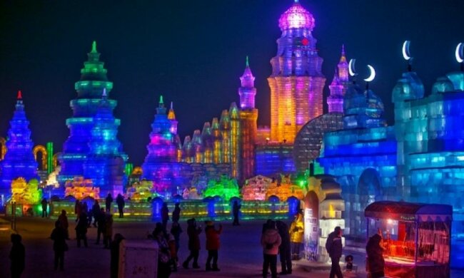 Казкове місто з криги у Китаї (відео)