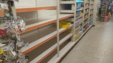 Порожні полиці в супермаркеті Сільпо після російської атаки
