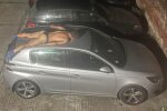 П'яний чоловік спить на даху авто (Зображення Том Селбі)