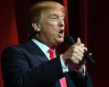 Молодий учитель затьмарив подружжя Трампів на спільному фото