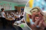 Учитель с учениками в школе