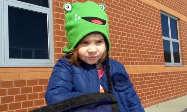 Девочка решила продать младшего брата и купить себе игрушку (видео)