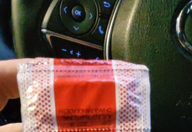 Презерватив в аптечці, скріншот: YouTube