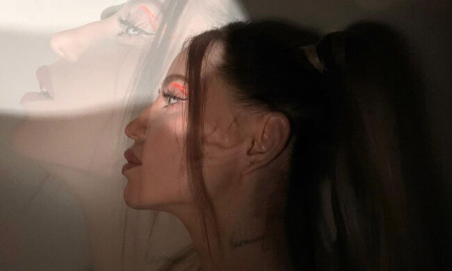 Надя Дорофєєва розставила ноги та поділилась планами: "Ще немає 12 айфону"