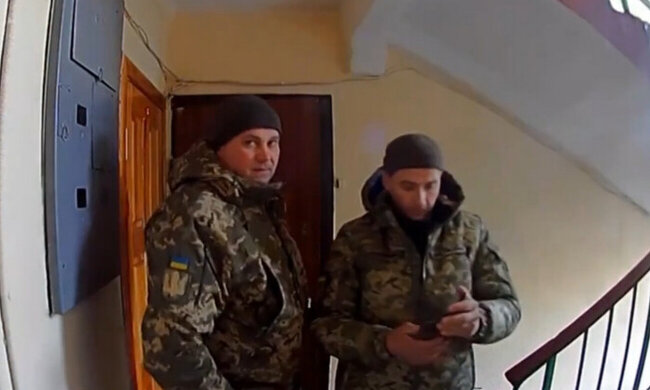 ТЦК біля дверей. Фото: скріншот відео Цензор