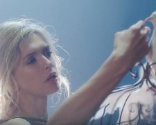 В новом клипе Брежнева нарядилась в клетки с голубями