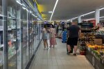 Одесит псує продукти в європейському супермаркеті. Фото Telegram