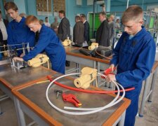 Подростки учатся рабочей профессии, Geberit