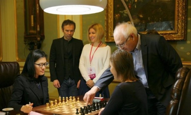 Вакарчук зробив хід білими від шахістки Хоу Іфань