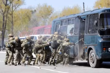 Жители Запорожья должны радоваться, увидев из окон бронетехнику и спецназ
