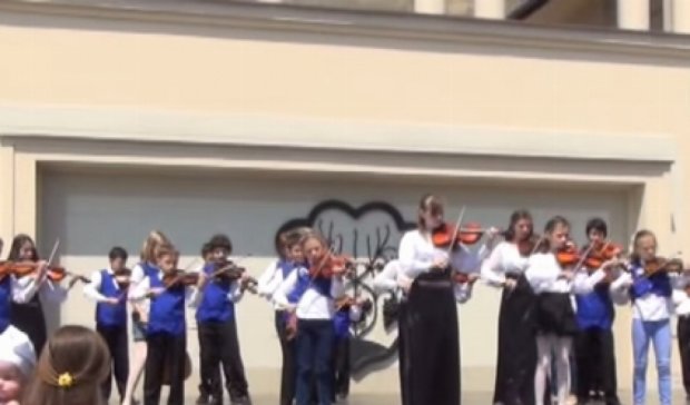 В Ужгороде маленькие скрипачи исполнили гимн Евросоюза
