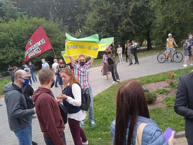 Зеленський втік від протестувальників у Львові: "Кумівство - це ти"