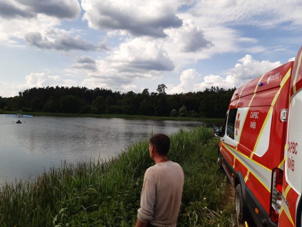 Под Киевом самолет рухнул прямиком в воду: водолазы достают тела