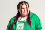 Alyona Alyona переезжает к парню: свалила его на землю и накрасила ногти