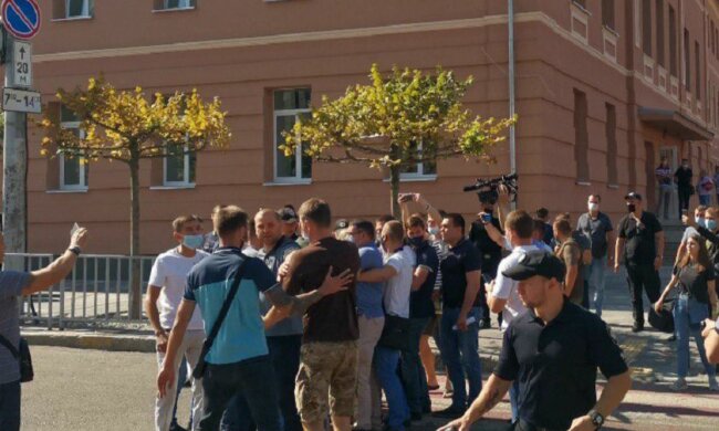 В Днепре полиция и охрана президента набросилась на протестующих: "Зеля - сс*кло"