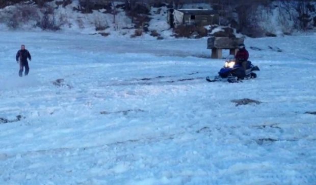 Снегоход с пассажирами ушел под лед в Хабаровском крае
