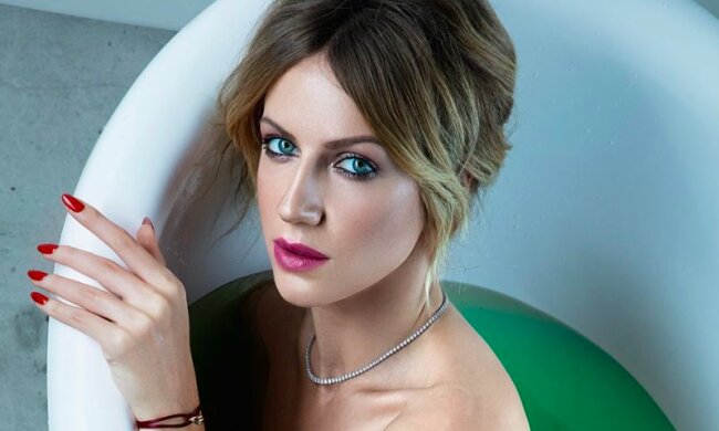 Нікітюк, Різатдінова, Андраде, Камінська оголилися для пікантного календаря XXL: гарячі красуні і розкішні авто