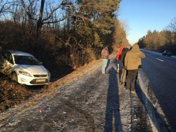 Грузовик отправил легковушку в кювет на Херсонщине