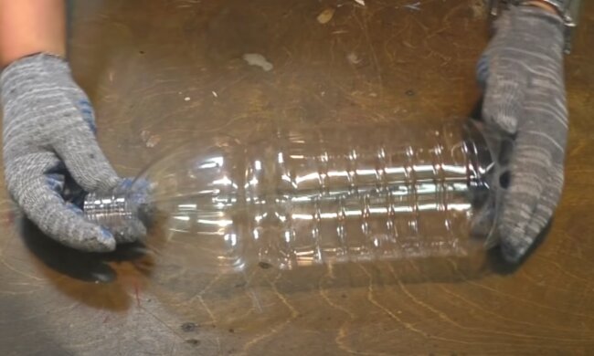 Пластиковая бутылка. Фото: скрин youtube