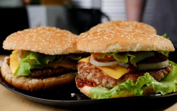 Вона не встоїть: гамбургер за 3 тисячі полегшить завдання закоханим
