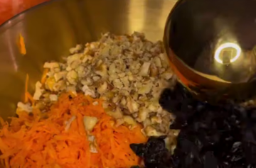 Морковный пирог с кремом, кадр из видео