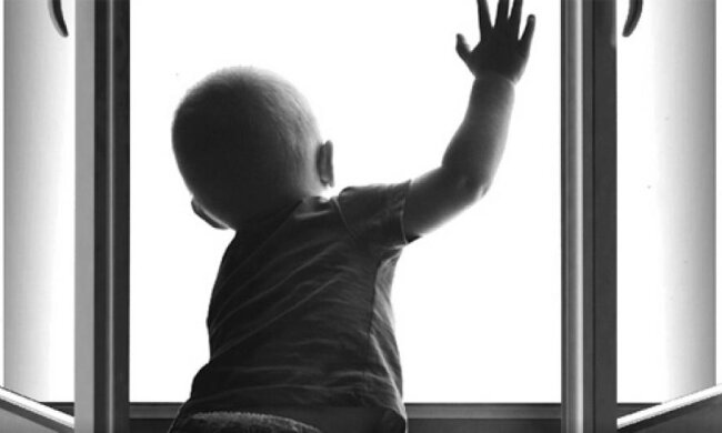 На Запоріжжі 10-місячна дитина випала з п'ятого поверху 