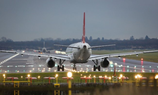 Пассажирку не взяли на борт самолета из-за прозрачного платья: это фото надо видеть