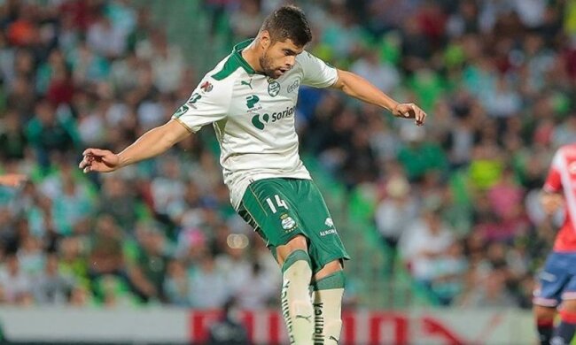 Мексиканский футболист прервал атаку соперника приемом из Шаолинского футбола