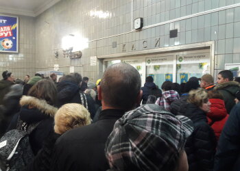 Метро, Київ - тиснява за жетонами