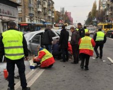 Людей зажало между авто: в Киеве произошло кровавое ДТП с пострадавшими 