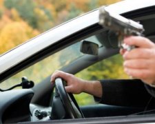 Невідомий розстріляв попутне авто з Mercedes