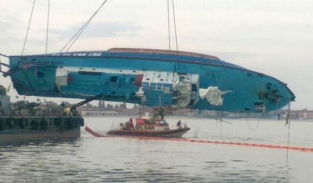Затонувший в Затоке катер подняли из воды (фото)