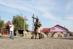 Ромы Закарпатья фотографируются с метлами в знак протеста против памятника