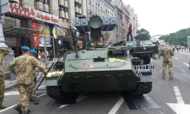 В Киев стягивают военную технику: что происходит