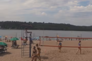 У Запоріжжі закрили пляж через дивну аномалію - біла пляма на всю річку