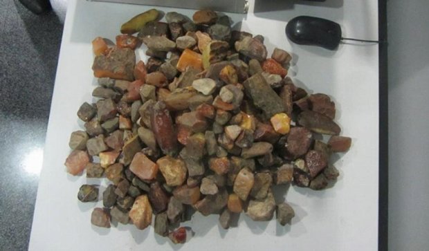 У "Борисполі" багажі контрабандиста з Китаю знайшли 6 кг бурштину (фото)