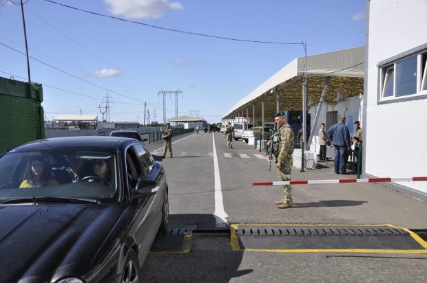 Тисячі людей, сотні авто і глобальна паніка: на Донбасі коїться щось недобре