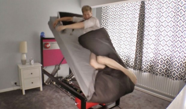 В Британии изобрели кровать, которая не даст проспать (видео)