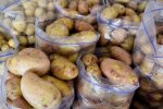 Молода картопля в супермаркеті