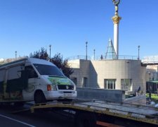 У центрі Києва демонтують "останніх беззаконників"
