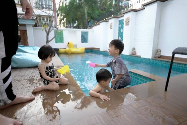 Модель сайту для дорослих фотографувалася в купальнику, поки її син тонув у басейні: вечірка закінчилася трагедією