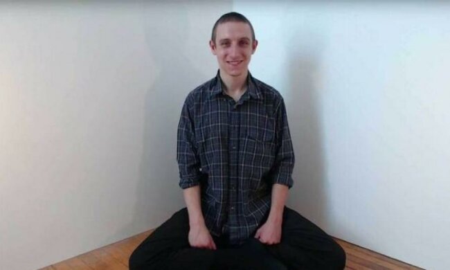 Видеоблогер больше месяца сидит в углу и улыбается в камеру