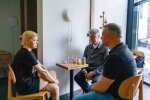 Сорочка із тутового шовку за 2250 євро: Порошенко на зустрічі із захисниками шокував своїм вбранням, - блогер