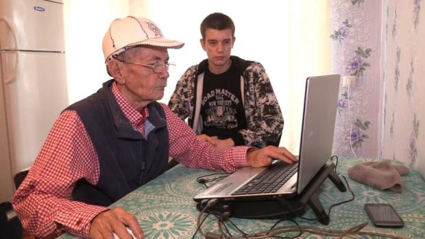 Казахский пенсионер-геймер прославился в интернете