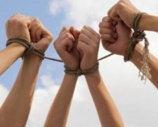 Десятки тисяч українців стали жертвами торгівлі людьми