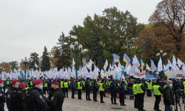 У центрі Києва люди вийшли на масштабний мітинг, фото: PAVLOVSKY NEWS