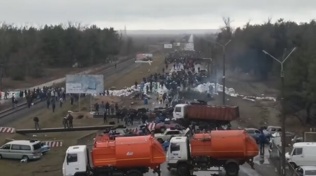 В Энергодаре на Запорожье местные готовят баррикады из машин и шин, чтобы остановить оккупанта
