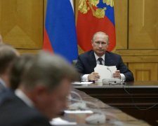 Путін терміново скликав вірних псів після розмови з Порошенком